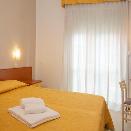 Hotel Carnaby Римини Экстерьер фото