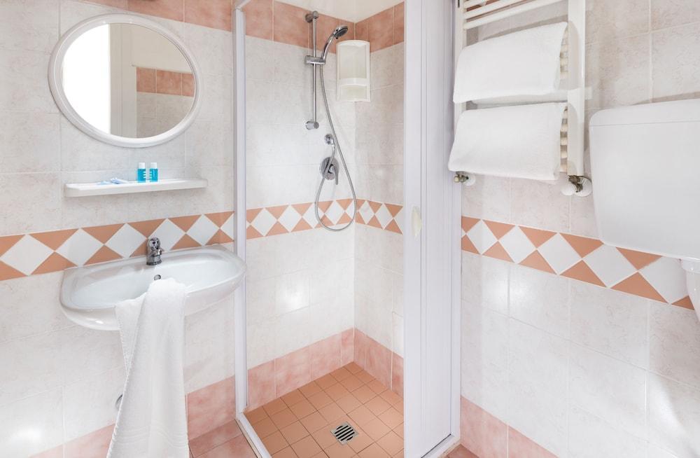 Hotel Carnaby Римини Экстерьер фото