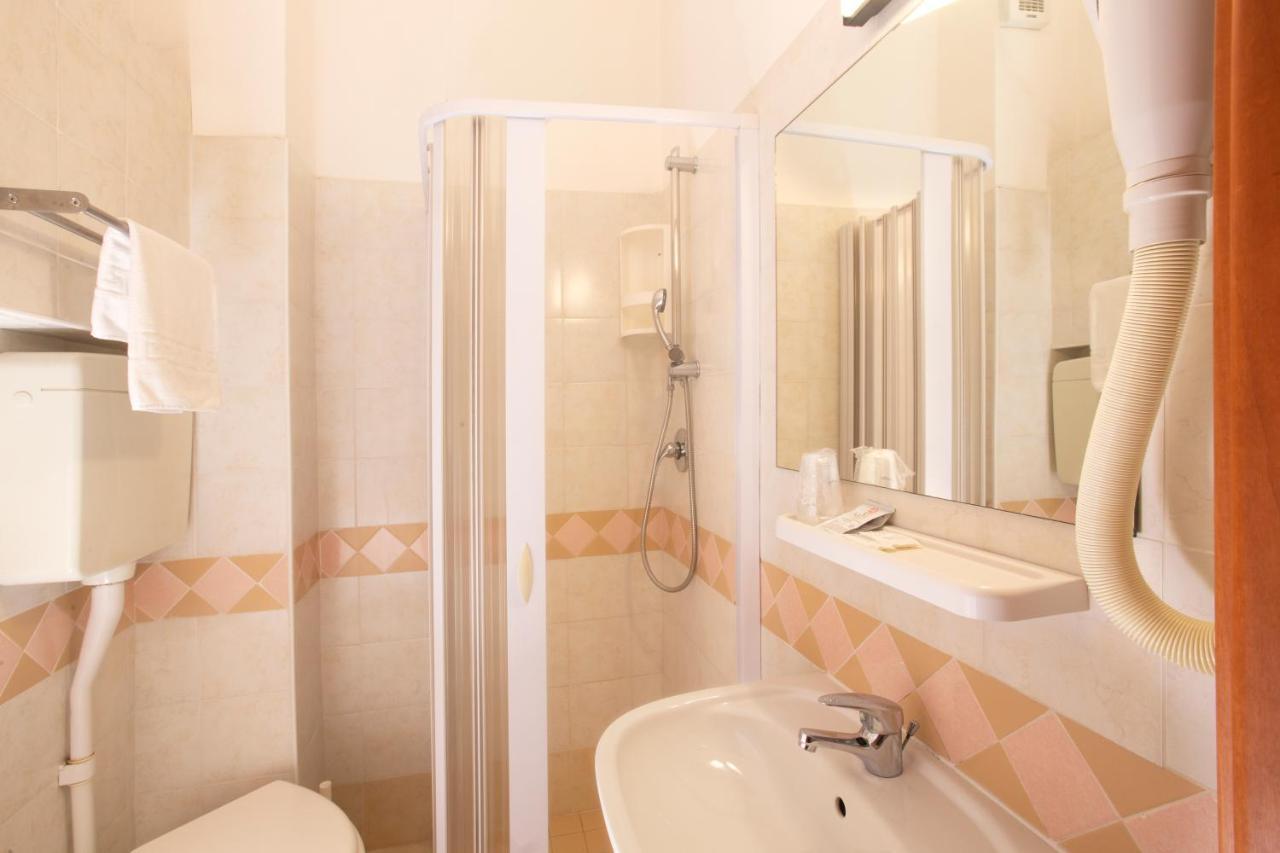 Hotel Carnaby Римини Экстерьер фото