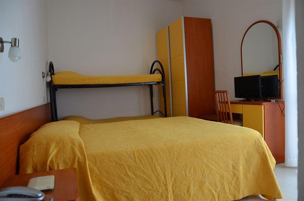 Hotel Carnaby Римини Экстерьер фото