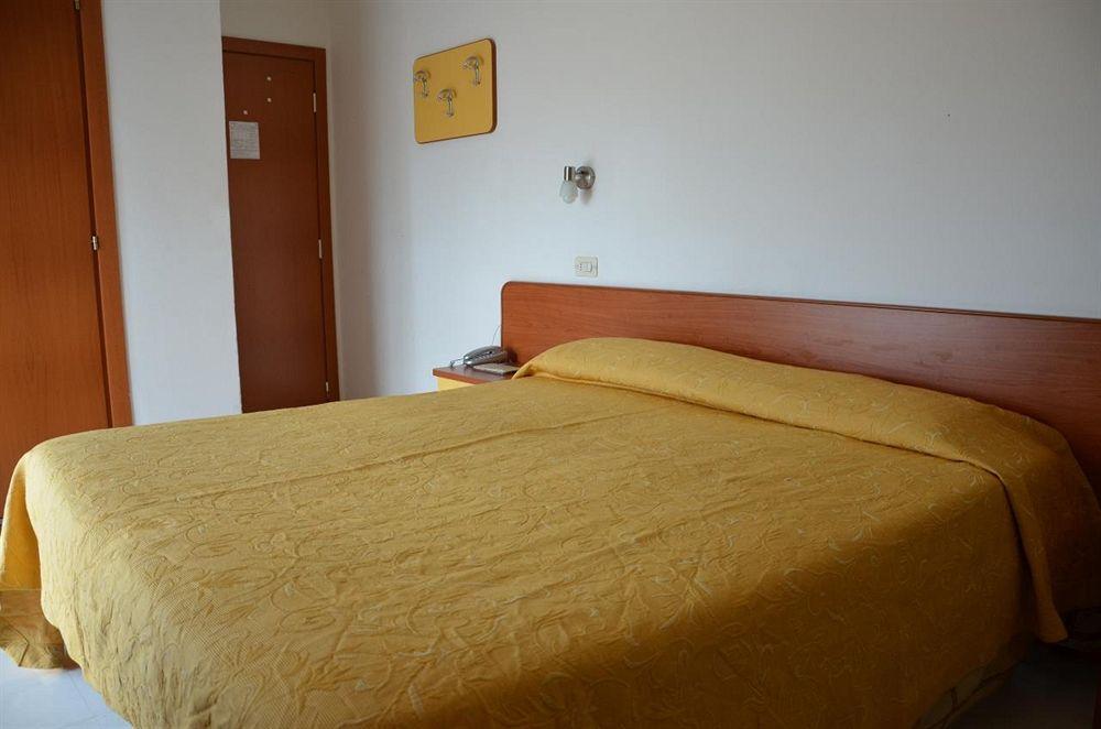 Hotel Carnaby Римини Экстерьер фото