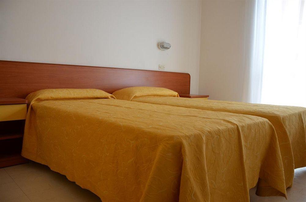 Hotel Carnaby Римини Экстерьер фото