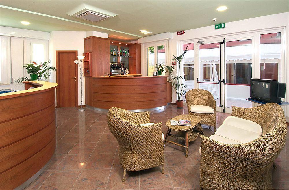 Hotel Carnaby Римини Экстерьер фото